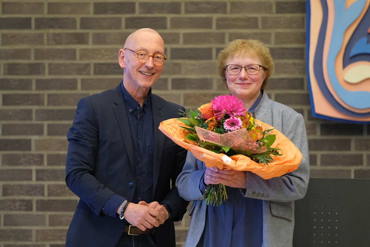 EHH Präsident Uwe Becker gratuliert Dorothea Rzepka