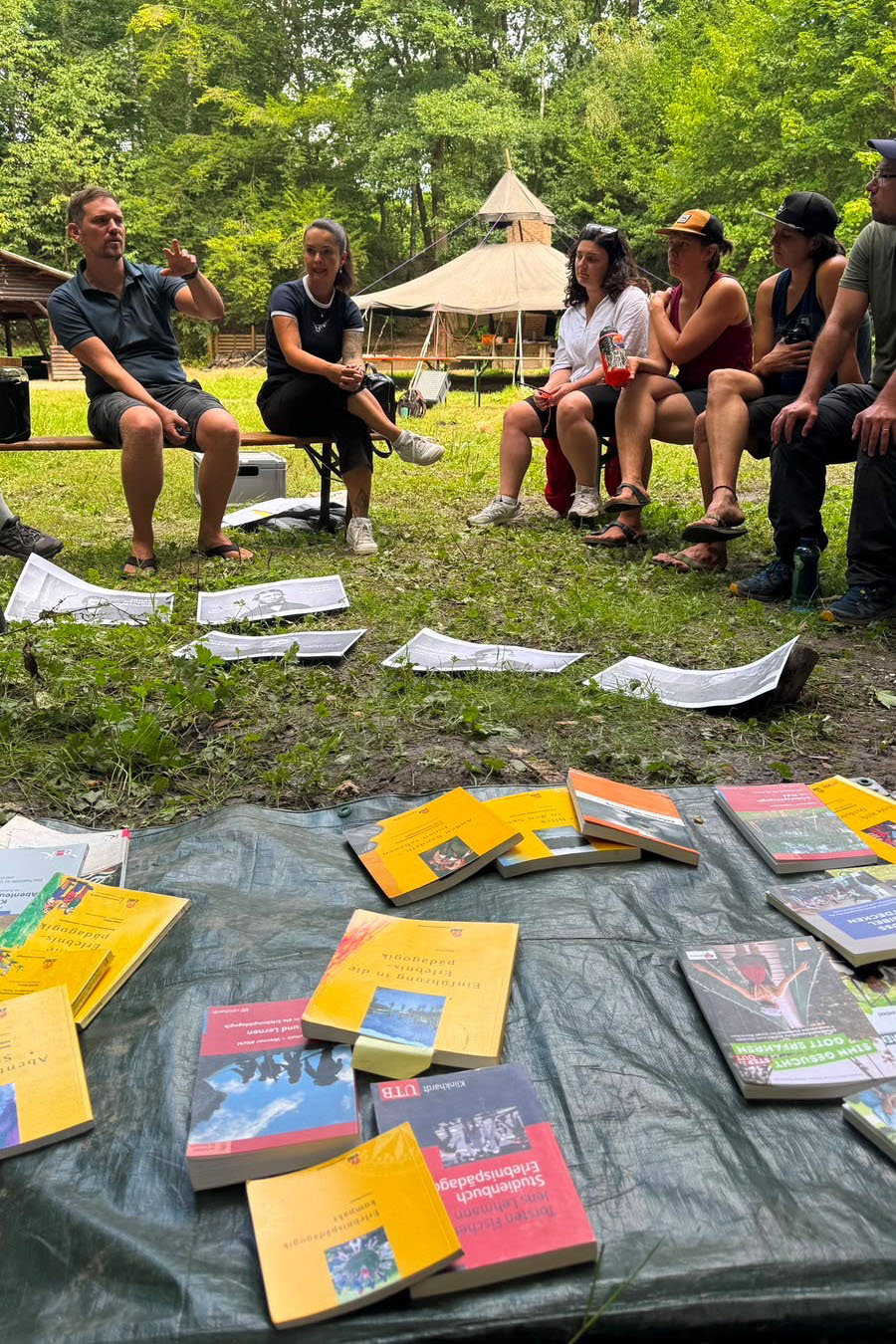 Seminargruppe im Wald