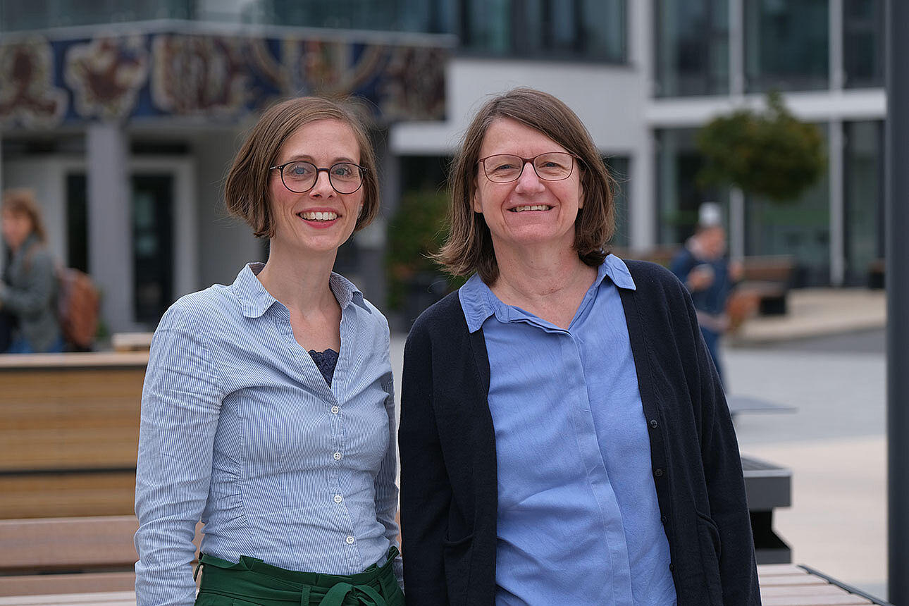 Prof. Dr. Ulrike Manz (rechts) folgt Prof. Dr. Laura Wallner (links)