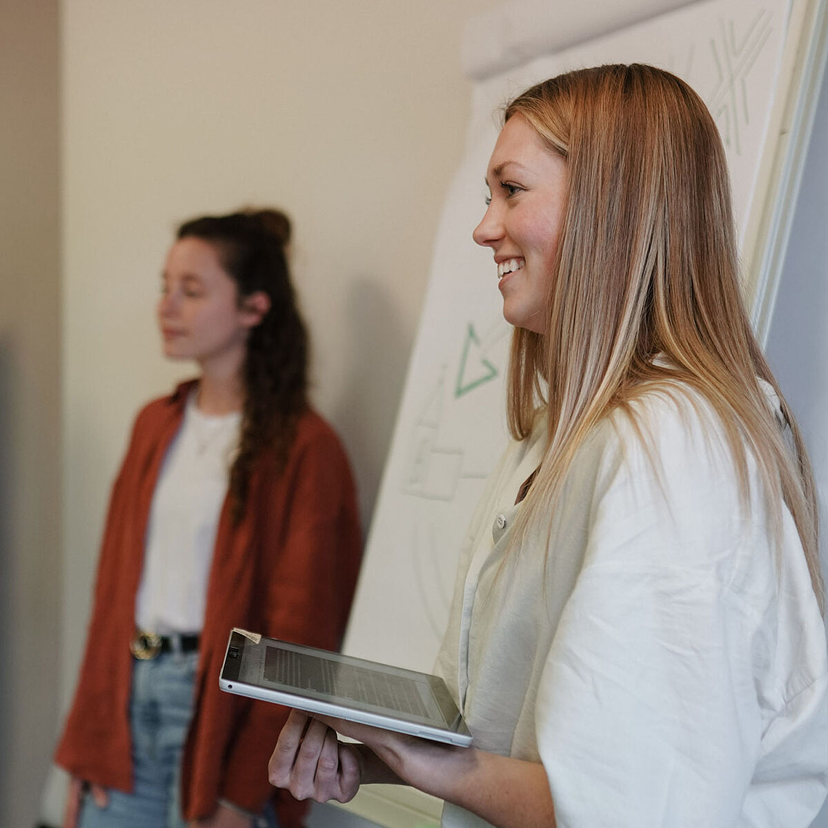 Studierende halten ein Referat