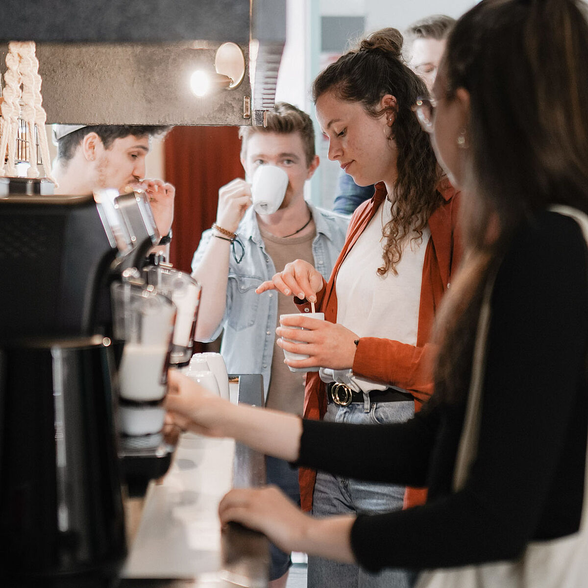 Studierende am Cafe-Automaten