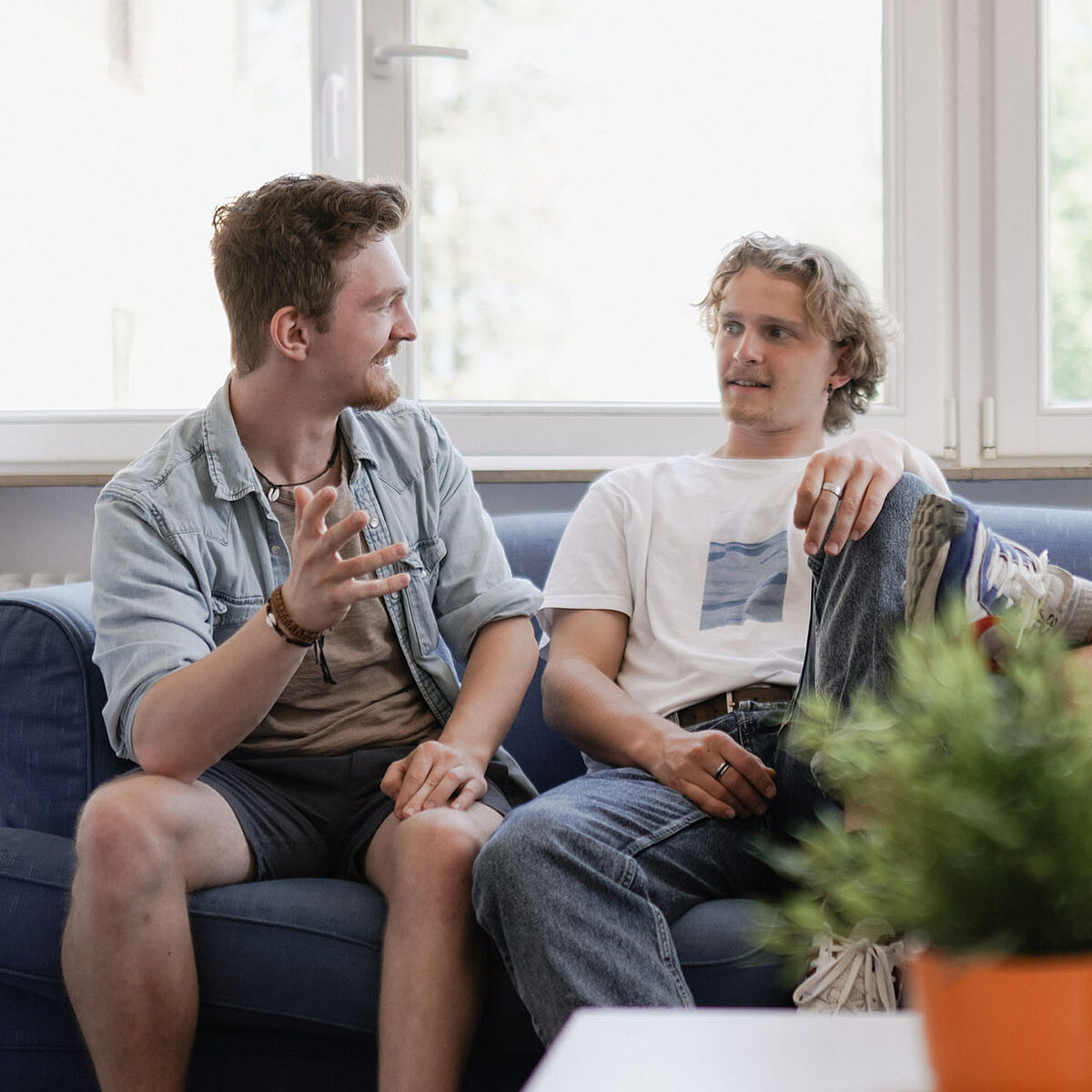 Studierende auf einem Sofa