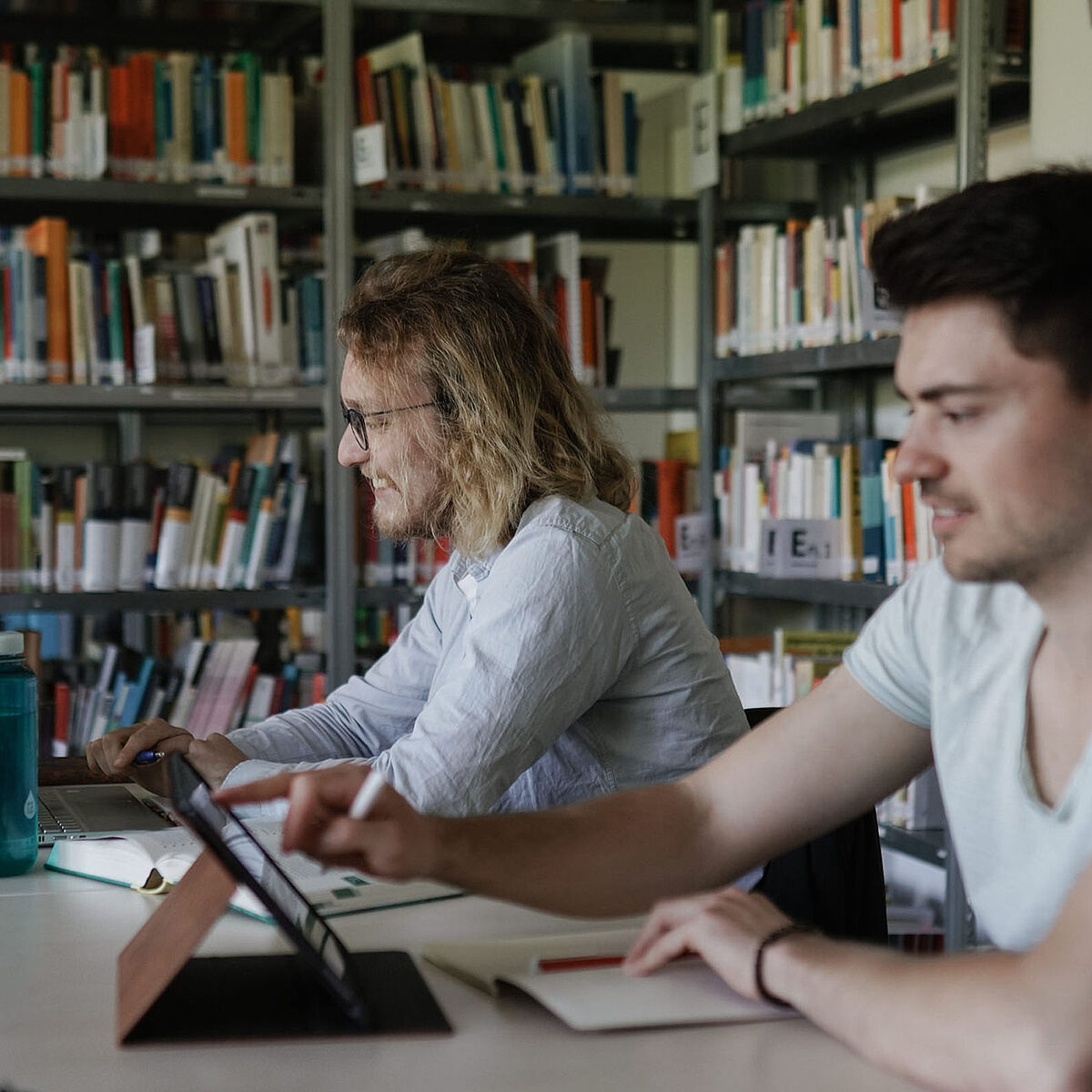 Studierende in einer Bibliothek