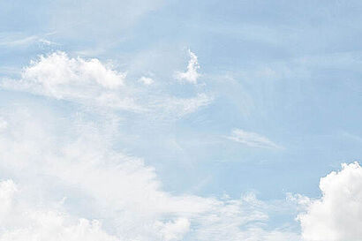Symbolbild: Wolken am blauen Himmel