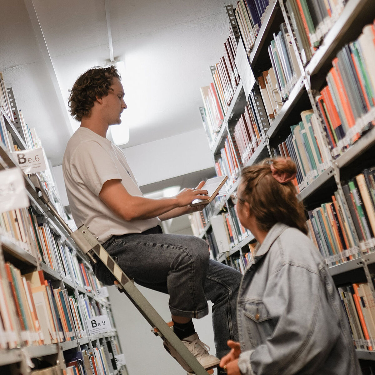 Studierende in der Bibliothek