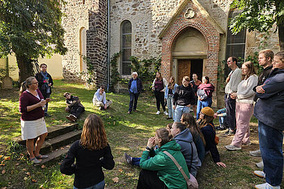 Seminarteilnehmer auf einer Wiese vor einer Kirche