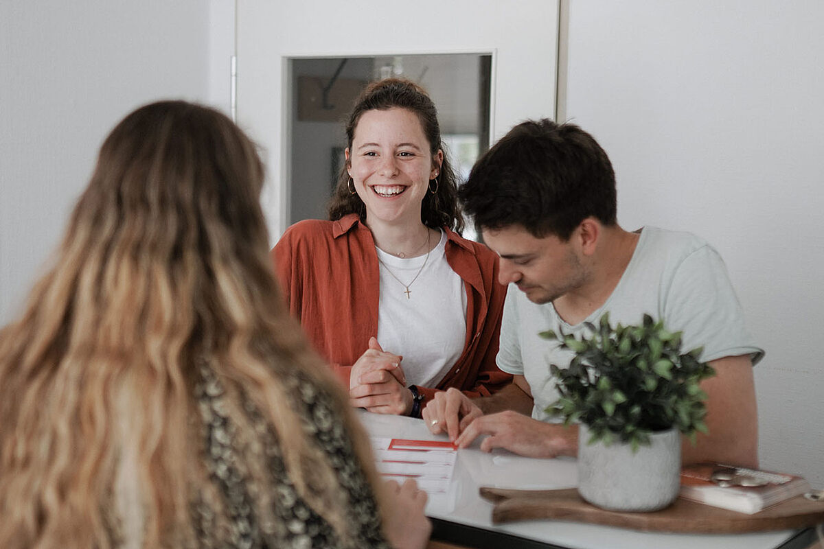 Studierende im Studienbüro