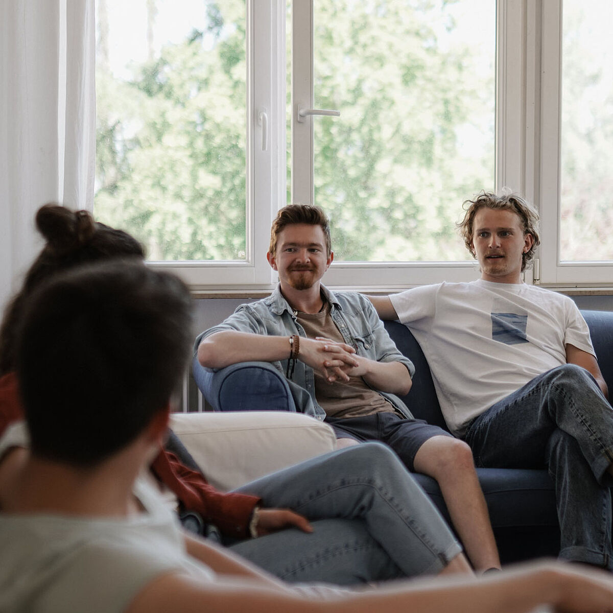Studierende auf einem Sofa