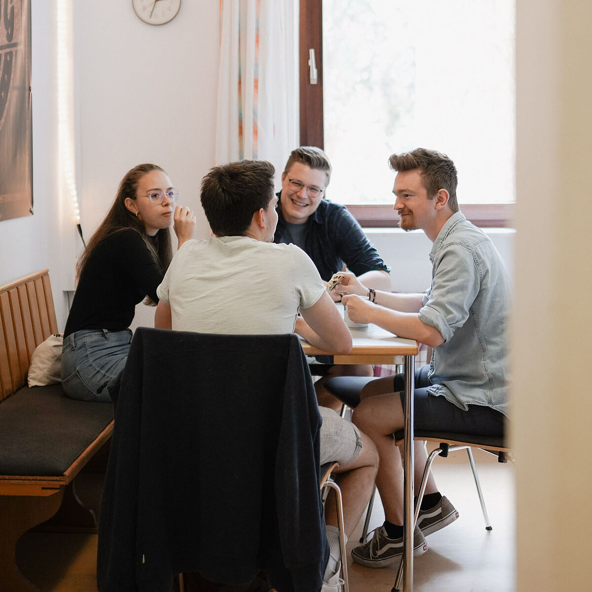 Studierende gemeinsam am Tisch